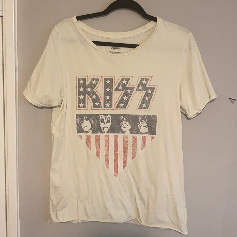 White kiss graphic tee